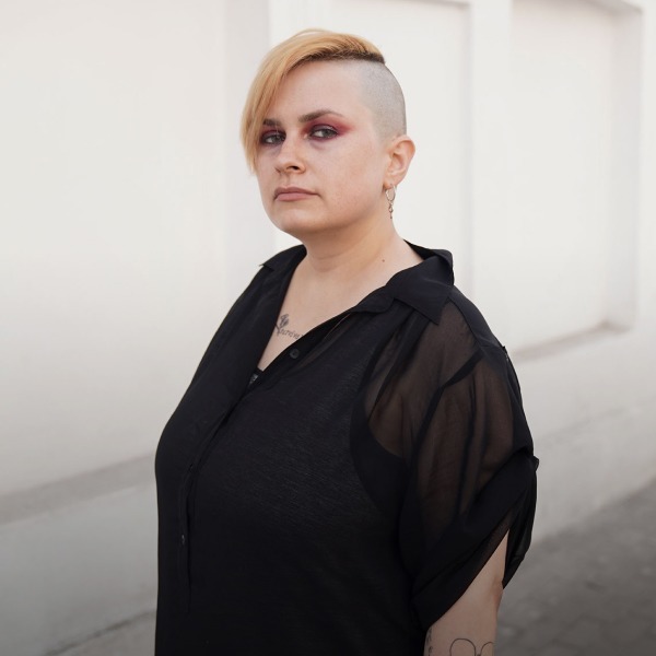 «Мені не важливо, чоловік хтось чи жінка». Я небінарна персона — Власний досвід на Wonderzine