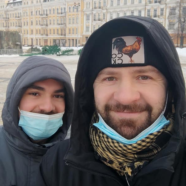 У Києві сусід погрожував ножем гей-парі. Поліція його не затримала, бо «він просто показував ніж» — Ситуація на Wonderzine